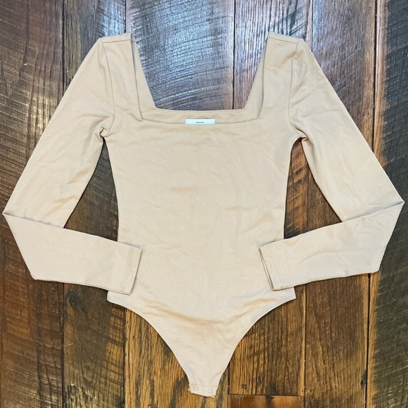 Babaton Contour Long Sleeve Bodysuit Women’s XS in Sand Bluff (Aritzia) - Picture 2 of 8